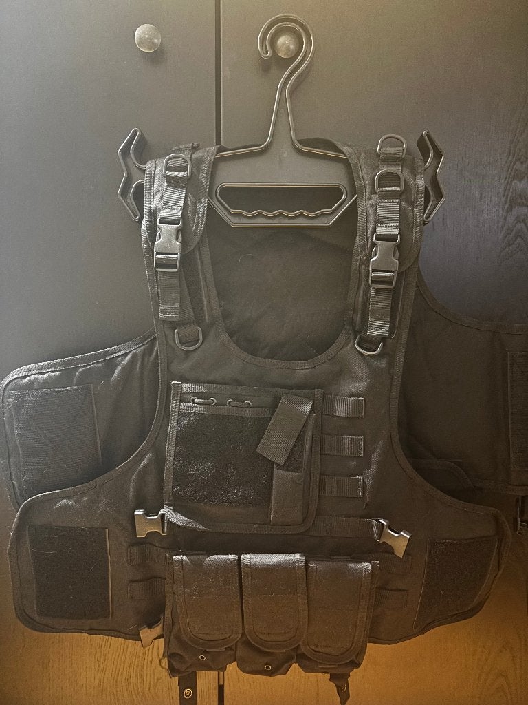 YAKEDA airsoft tactisch vest + hanger — zwart/groen/camo, Ophalen, Zo goed als nieuw