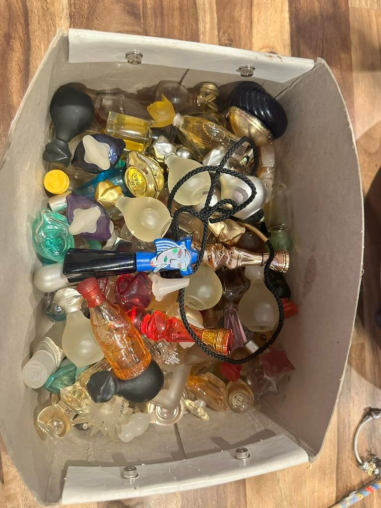 Parfum miniature, Verzamelen, Ophalen, Gebruikt, Miniatuur