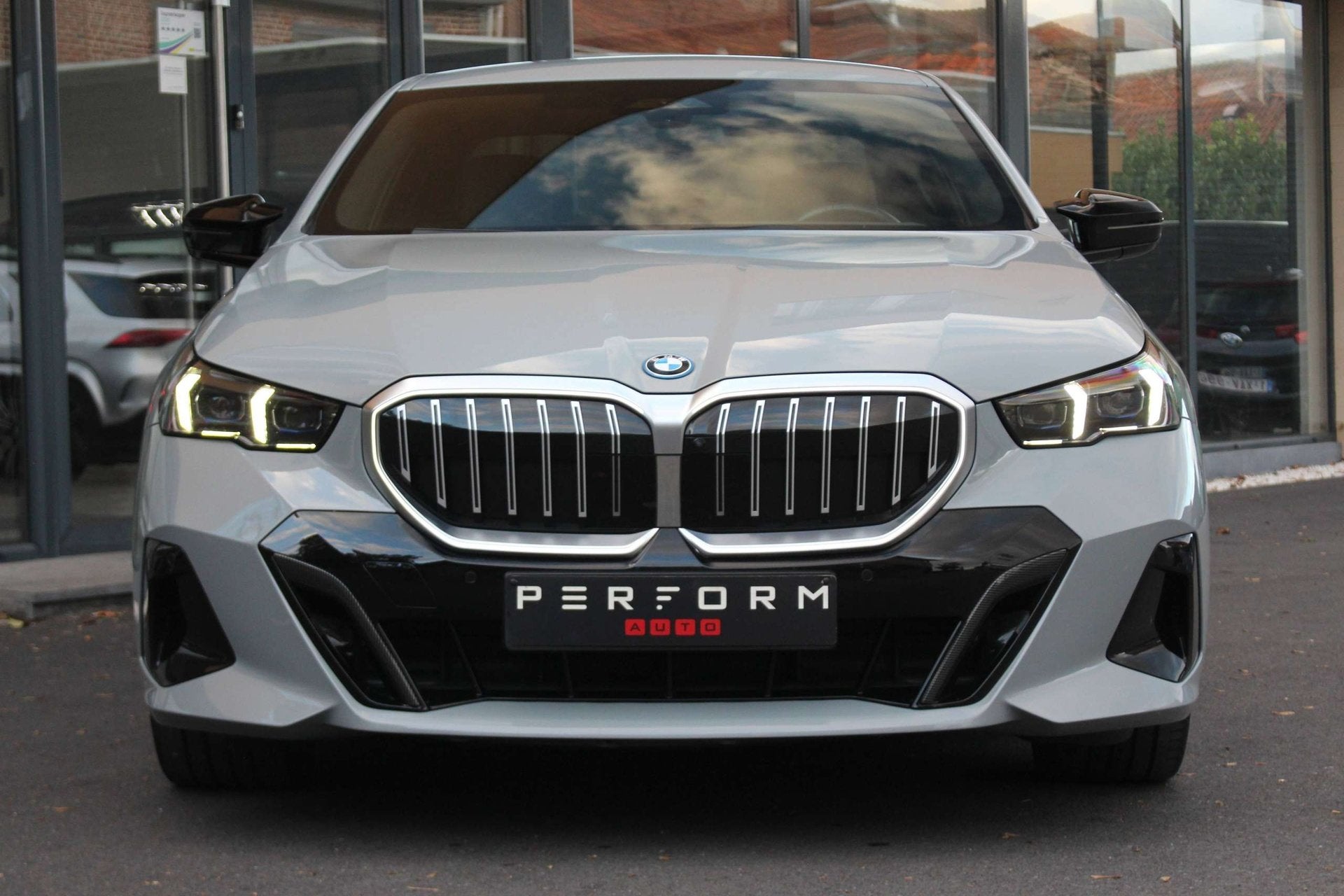 BMW i5 eDrive40*M-SPORT*340PK*DRIVING ASSISTANT PRO*HARMAN K, Autos, Argent ou Gris, Achat, Entreprise, Ordinateur de bord