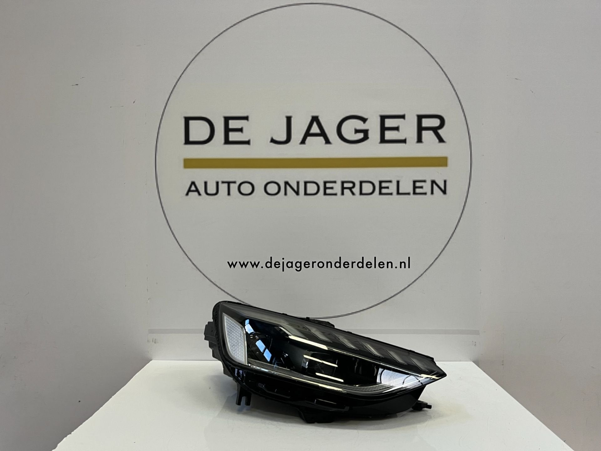 AUDI A4 B9 FACELIFT PHARE DROIT MATRICE LED 8W0941036E, AUDI AG, Auto-Union-Strasse 1
85045  Ingolstadt, DE, Audi, Utilisé