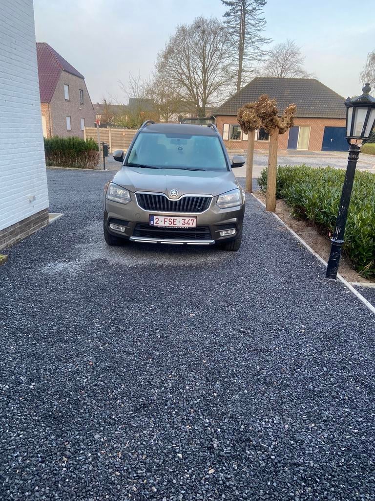Degelijk skoda yeti 1.2 benzene bij 2014 met 200000km, Auto's, Voorwielaandrijving, Euro 5, 1280 kg, 4 cilinders