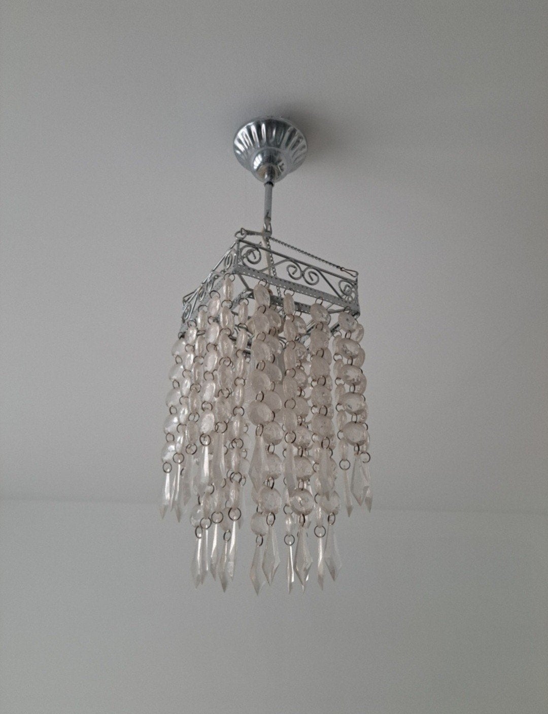 Lustre cristal avec lampe

Gsm : 0475/93.53.69, Enlèvement