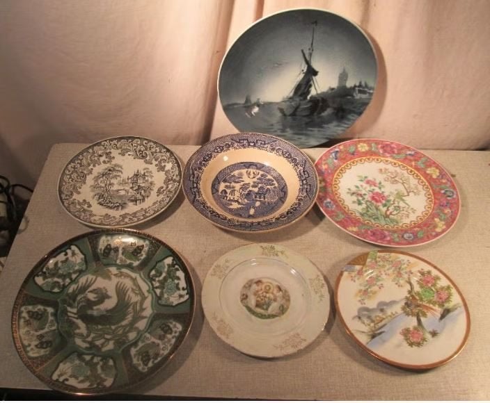 7 belles assiettes décoratives en porcelaine ancienne, Enlèvement ou Envoi
