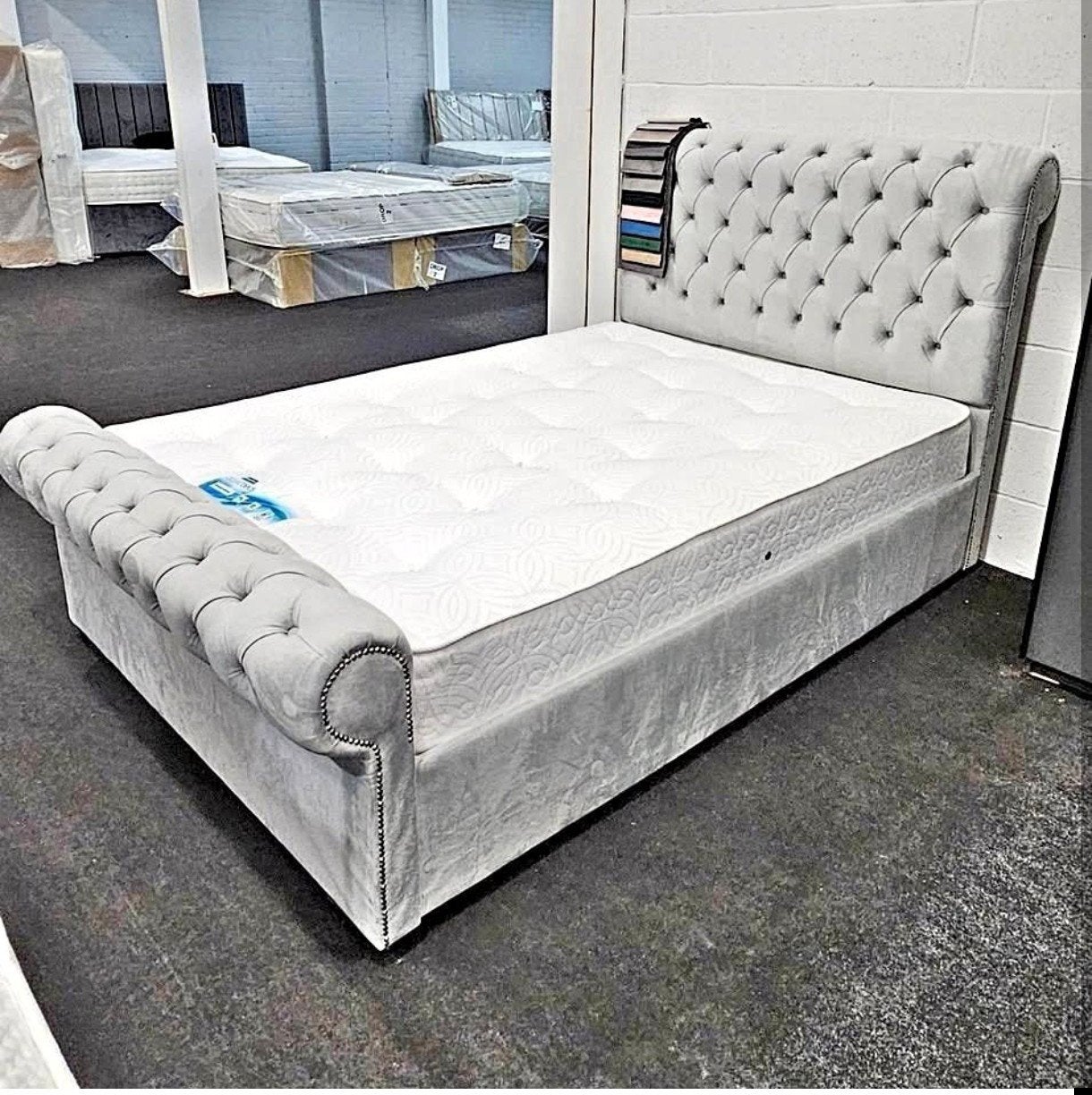 Modern Bed for Sale – Stylish & Comfortable – Belgium, Ophalen of Verzenden