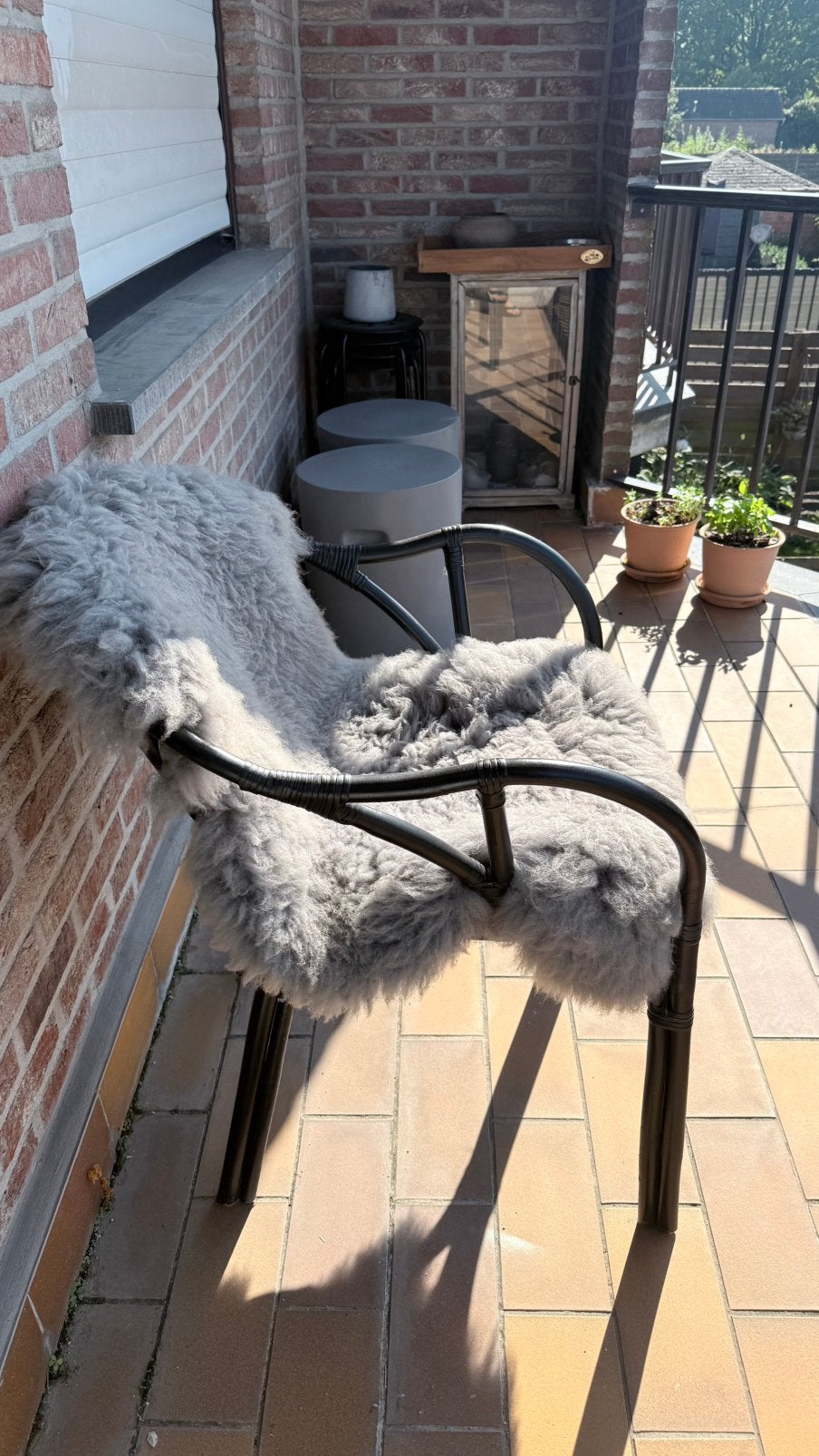 Zalige zwarte rotan fauteuil schapenvacht grijs als nieuw., Jardin & Terrasse, Enlèvement, Comme neuf, Rotin