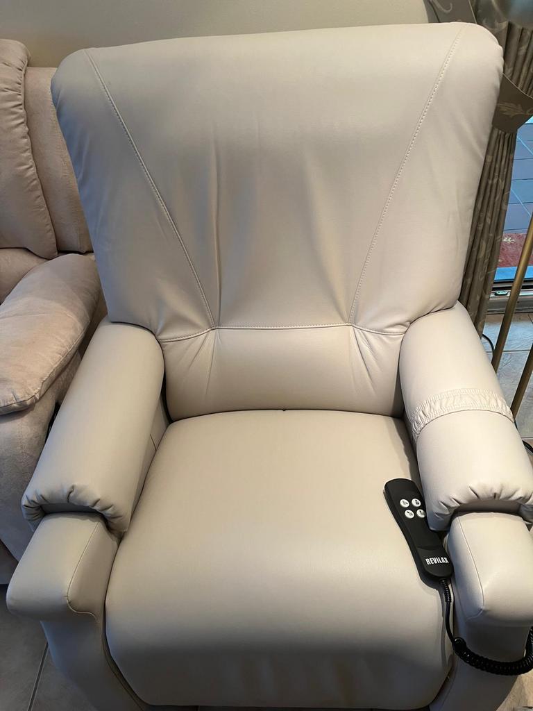 Prachtige lederen relax / sta-op-stoel, Huis en Inrichting, Fauteuils, Ophalen, Zo goed als nieuw