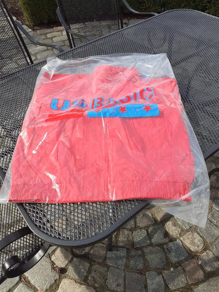 regenjas met kap-US basic-rood-maat L-nieuw, Caravanes & Camping, Enlèvement, Neuf, Imperméable