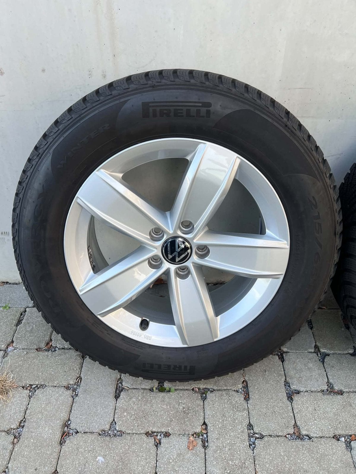 VW TIGUAN WINTERSET 215/65/R17 ZO GOED ALS NIEUW DOT 4525, Auto-onderdelen, Ophalen, Banden en Velgen, 17 inch, Winterbanden