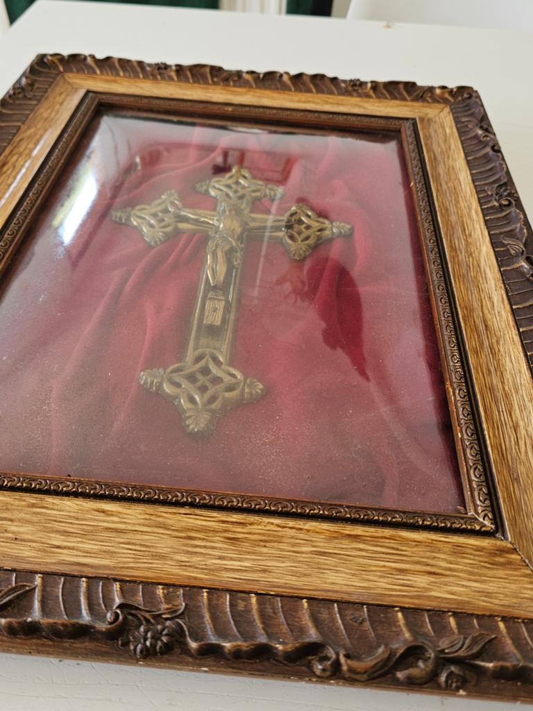 Mooi groot antiek kruisbeeld achter bol  glas in lijst, Antiek en Kunst, Ophalen of Verzenden