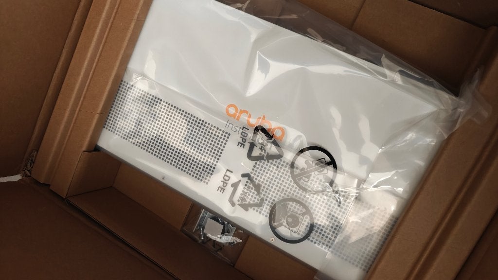 HPE Aruba Instant On 24-poorts switch, Ophalen of Verzenden, Refurbished