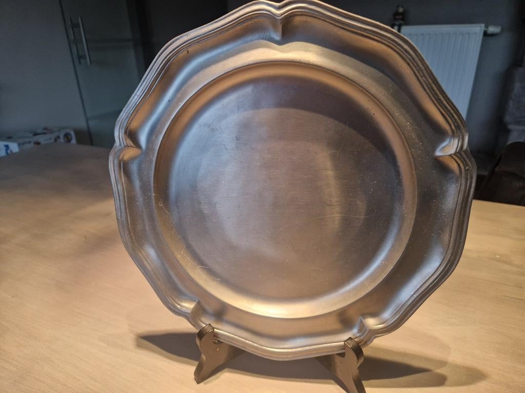 Tinnen bord met houten staander., Ophalen