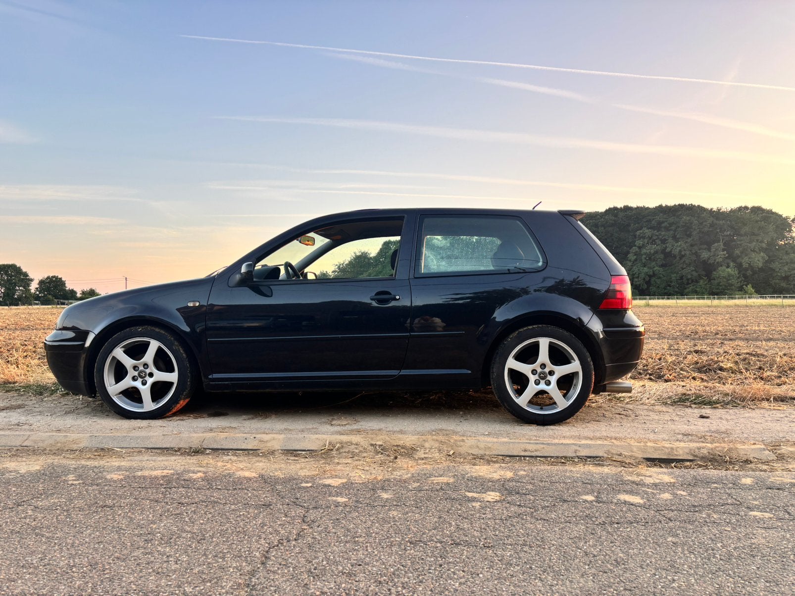 Volkswagen Golf 4 2000, Auto's, Volkswagen, Voorwielaandrijving, 4 cilinders, Leder en Stof, Zwart