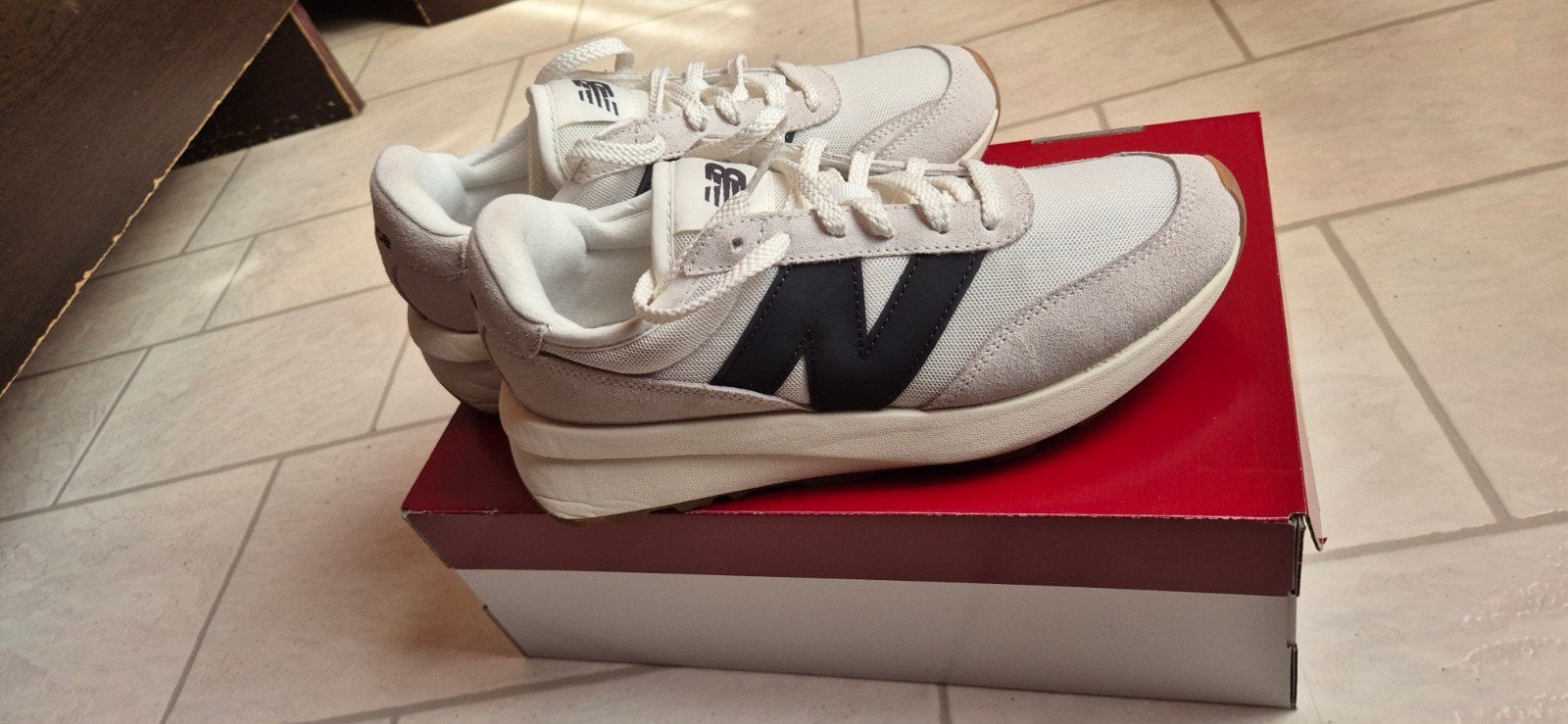 New Balance 370 beige zwart 40,5, Kleding | Dames, Wit, New Balance, Ophalen of Verzenden, Zo goed als nieuw