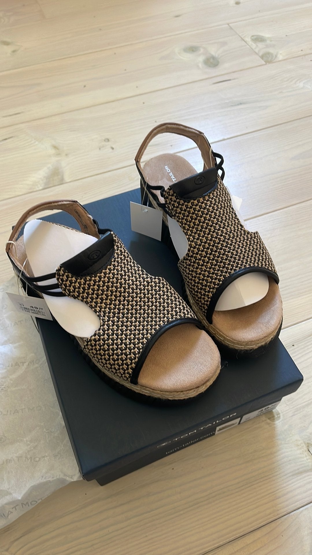 Sandalen met 2 VERSCHILLENDE schoenmaten, Kleding | Dames, Overige kleuren, Nieuw, Sandalen of Muiltjes, Ophalen of Verzenden