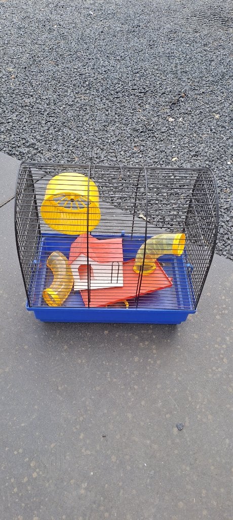 Hamsterkooi met attributen, Dieren en Toebehoren, April