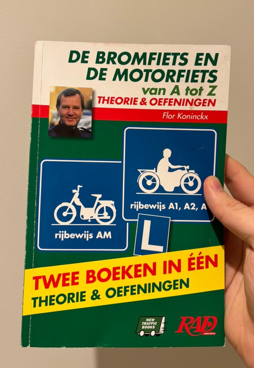 Motorfiets & bromfiets theorie en oefeningen boek, Livres, Enlèvement ou Envoi, Comme neuf