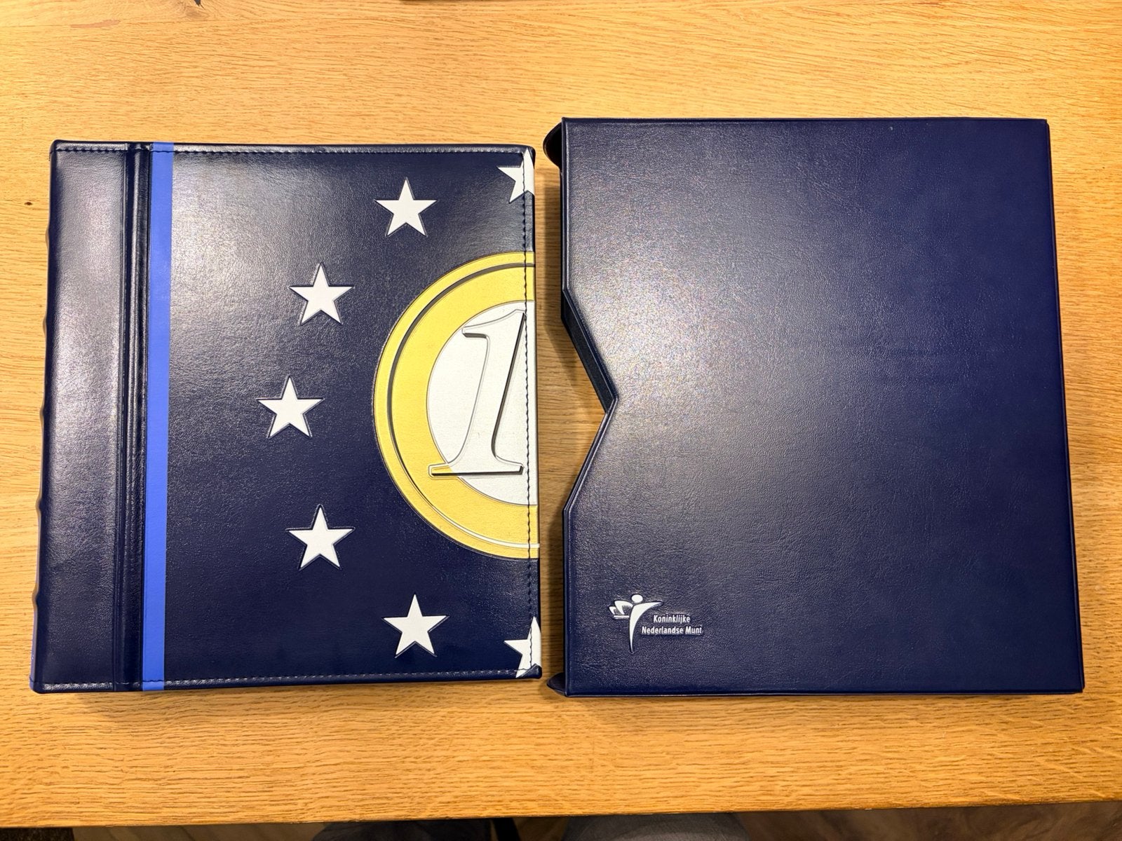 Leuchtturm Classic Euro album KNM met 13 muntensets FDC, Postzegels en Munten, Verzenden, Overige landen, 2 euro, Setje