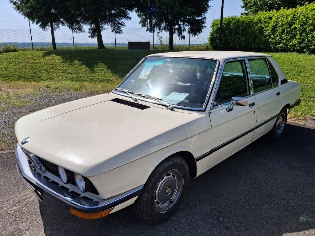 BMW 520i1975 117 000km, Auto's, BMW, Achterwielaandrijving, Zwart, 5 deurs, Particulier