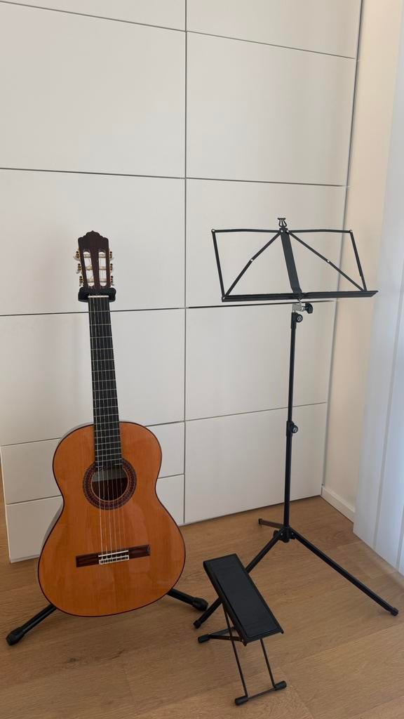 Gitaar voor beginner met toebehoren, Muziek en Instrumenten, Snaarinstrumenten | Gitaren | Akoestisch, Gebruikt, Klassieke of Spaanse gitaar