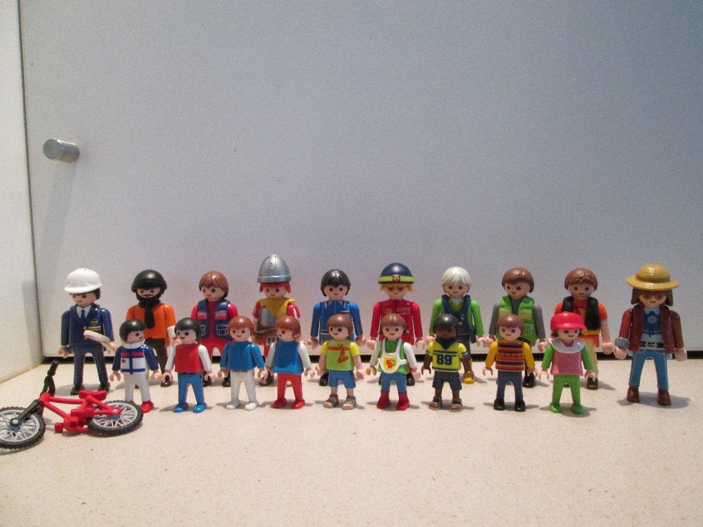 Playmobil poppetjes; 10 grote 9 kleine en 1 fiets, Ophalen of Verzenden, Zo goed als nieuw, Losse onderdelen, Figuren
