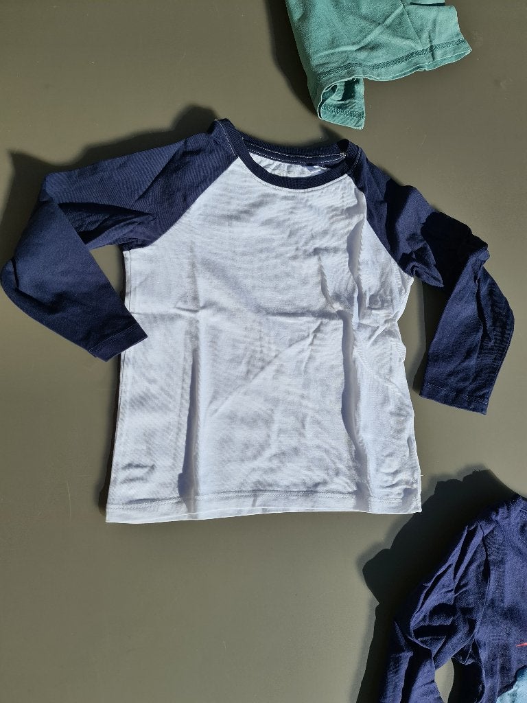 wit t-shirt, longsleef met blauwe mouwen, CA, 104, Enfants & Bébés, Vêtements enfant | Taille 98, Enlèvement, Comme neuf