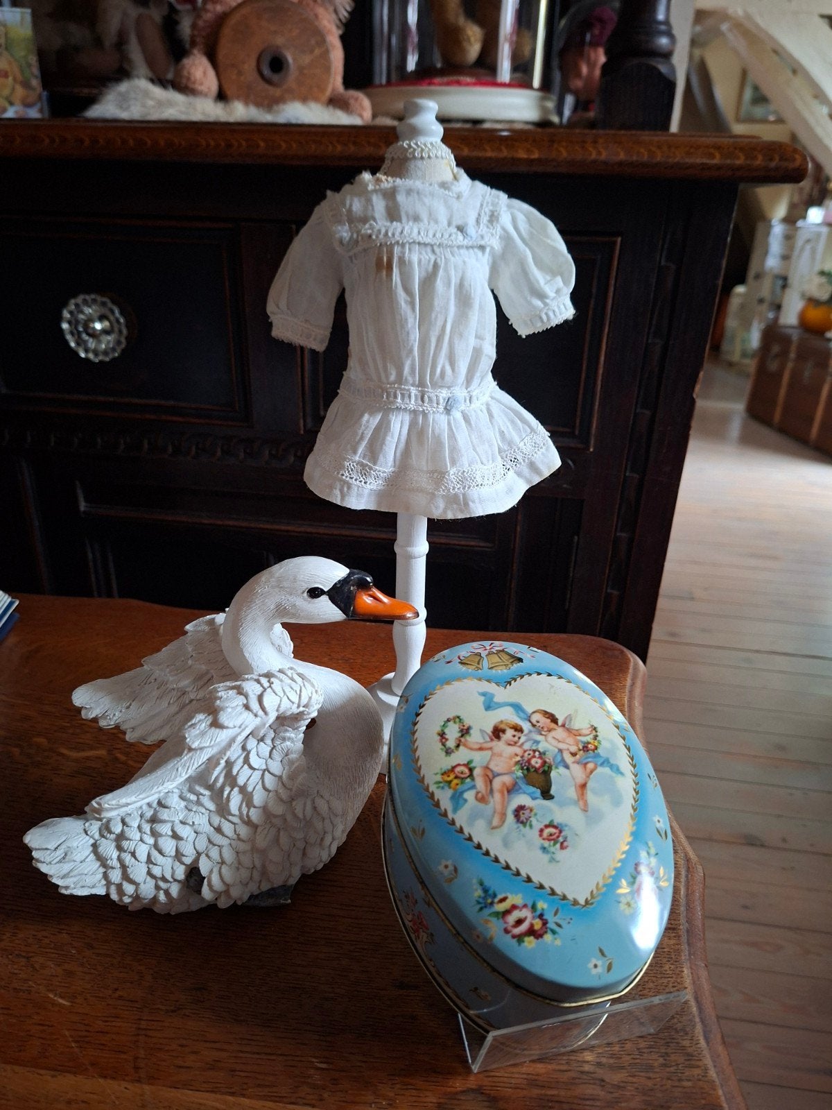 Paspopje met decor . Zwaan. Blikken doosje, Enlèvement ou Envoi