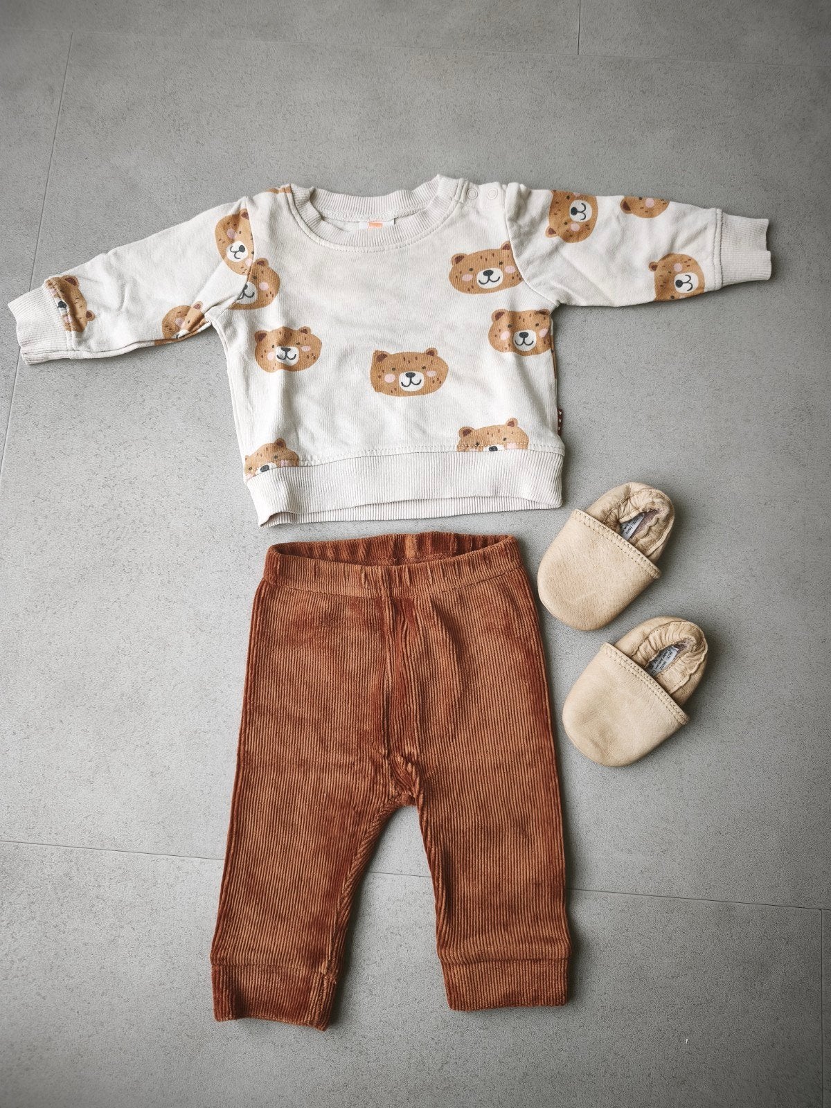 Set trui+broek (zonder schoenen!), Enfants & Bébés, Enlèvement ou Envoi, Comme neuf, Garçon ou Fille, Ensemble