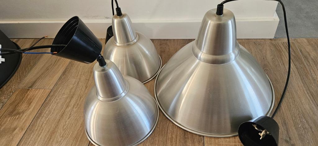 3 hanglampen, Enlèvement