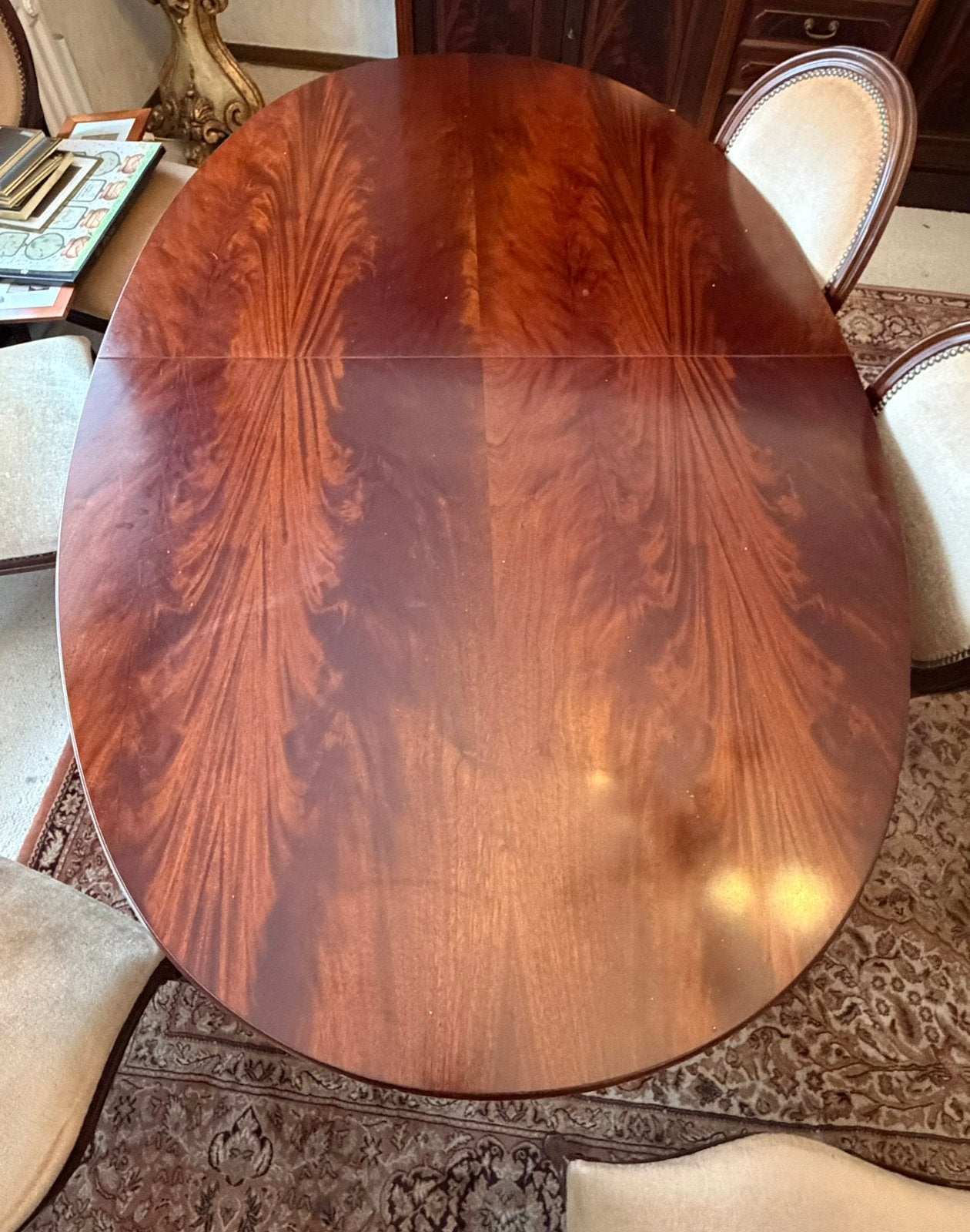 Lot Table ovale acajou flammé + 6Chaises médaillon LouisXVI, Enlèvement