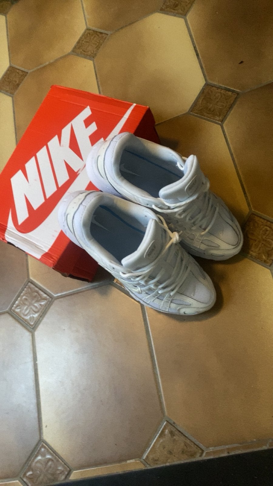 P6000 kleur wit maat 43 nike, Ophalen of Verzenden, Zo goed als nieuw, Schoenen