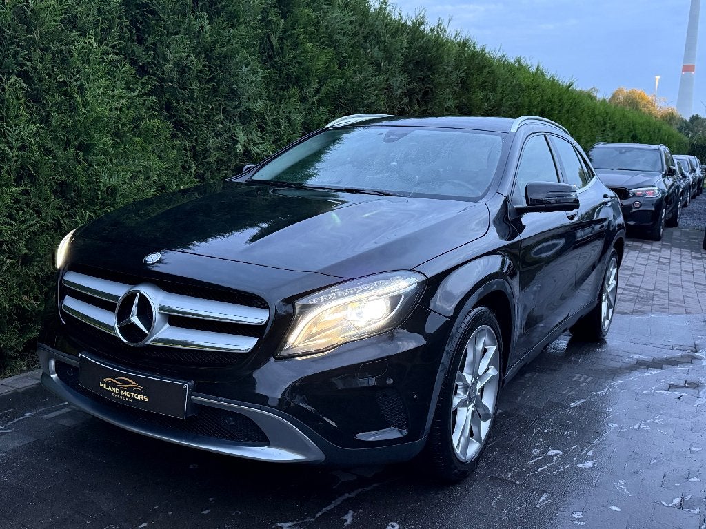 Mercedes-Benz GLA180 62000KMS!!, Auto's, 4 cilinders, 1600 cc, Leder en Stof, Zwart