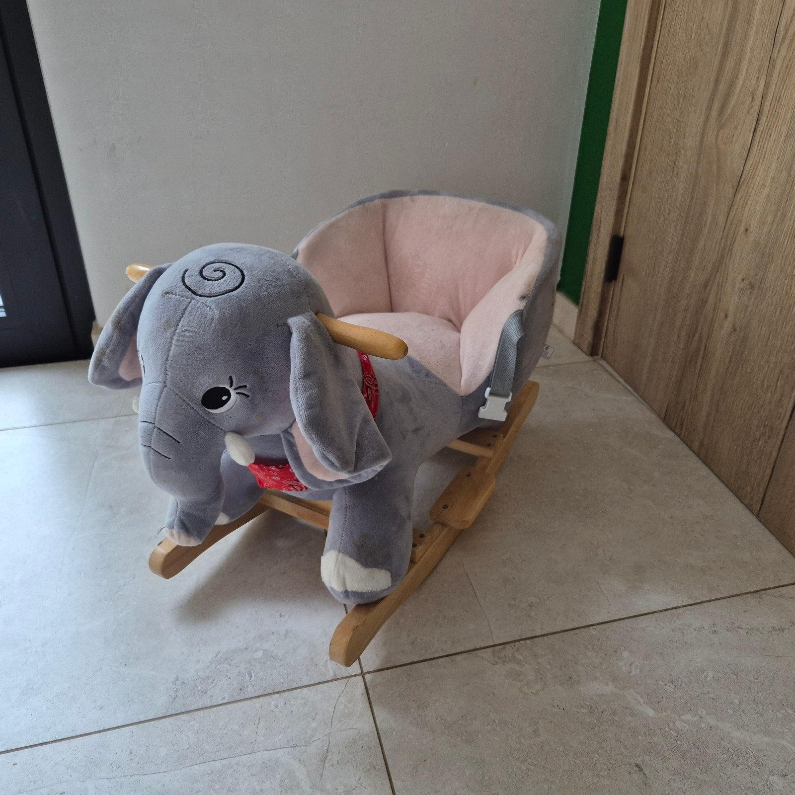 Olifant hobbelpaard met gordel, Ophalen
