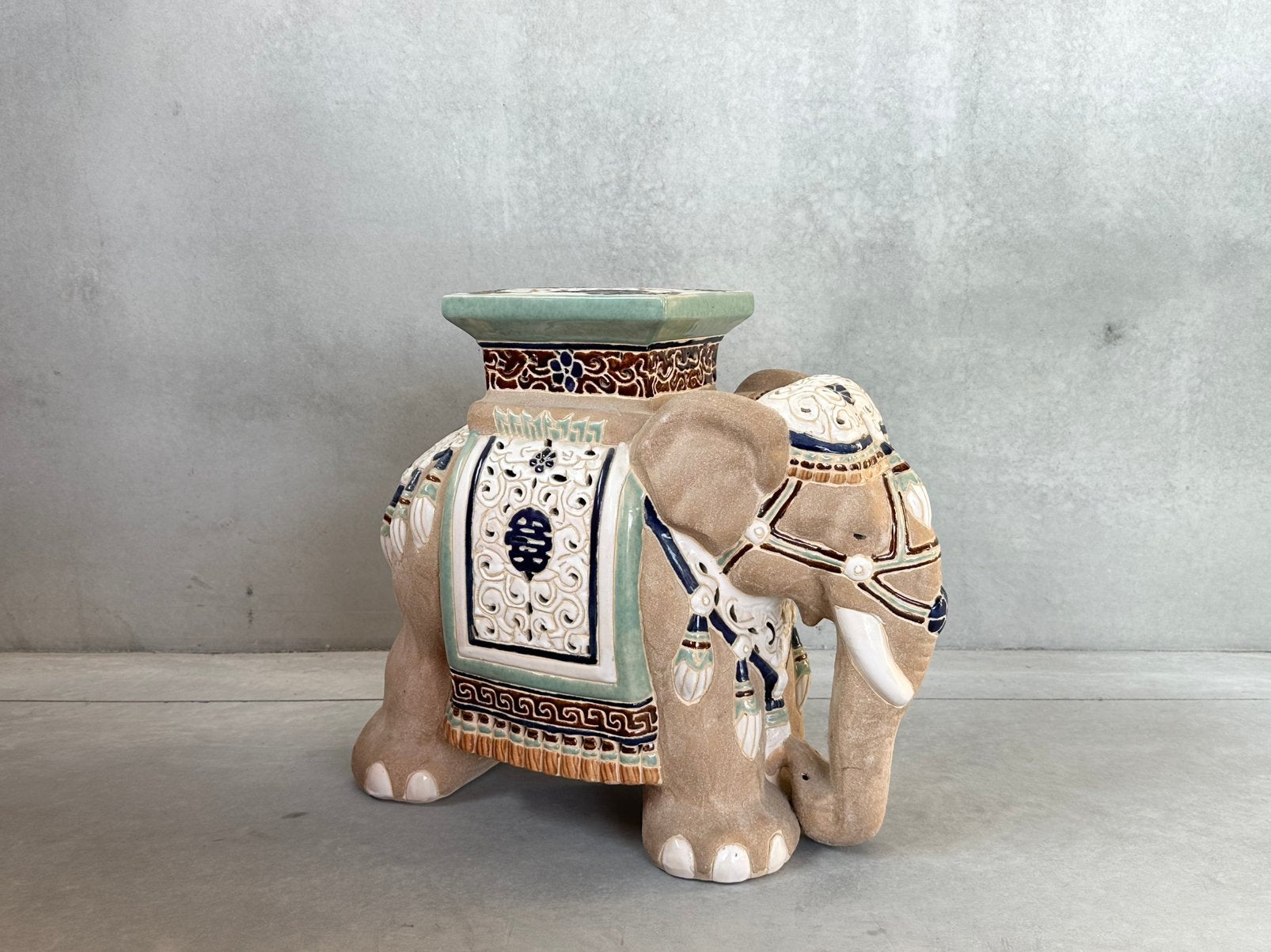 Vintage porseleinen olifant 1970s, Antiek en Kunst, Antiek | Vazen, Ophalen