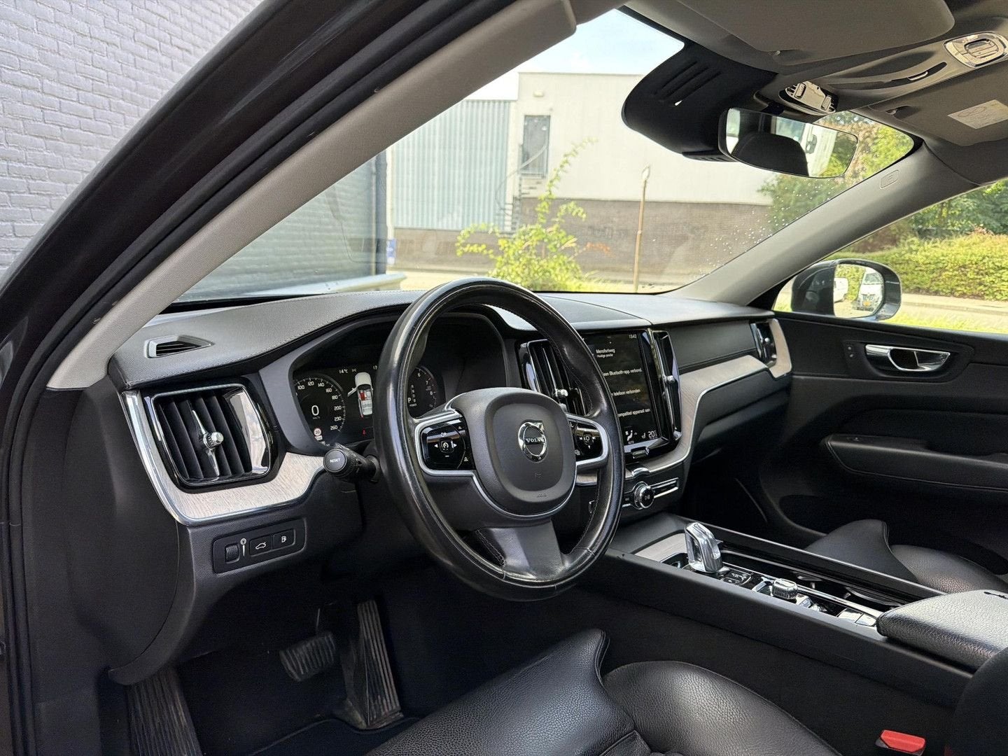 Volvo XC60 2.0 T8 Twin Engine AWD Inscription | € 14.800,- N, 12 kWh, Argent ou Gris, Achat, Entreprise