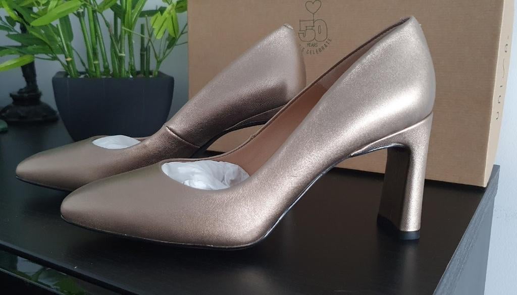 NEUF !! Chaussures femmes UNISA dorées, pointure 37, Neuf, Autres couleurs, Escarpins, Enlèvement
