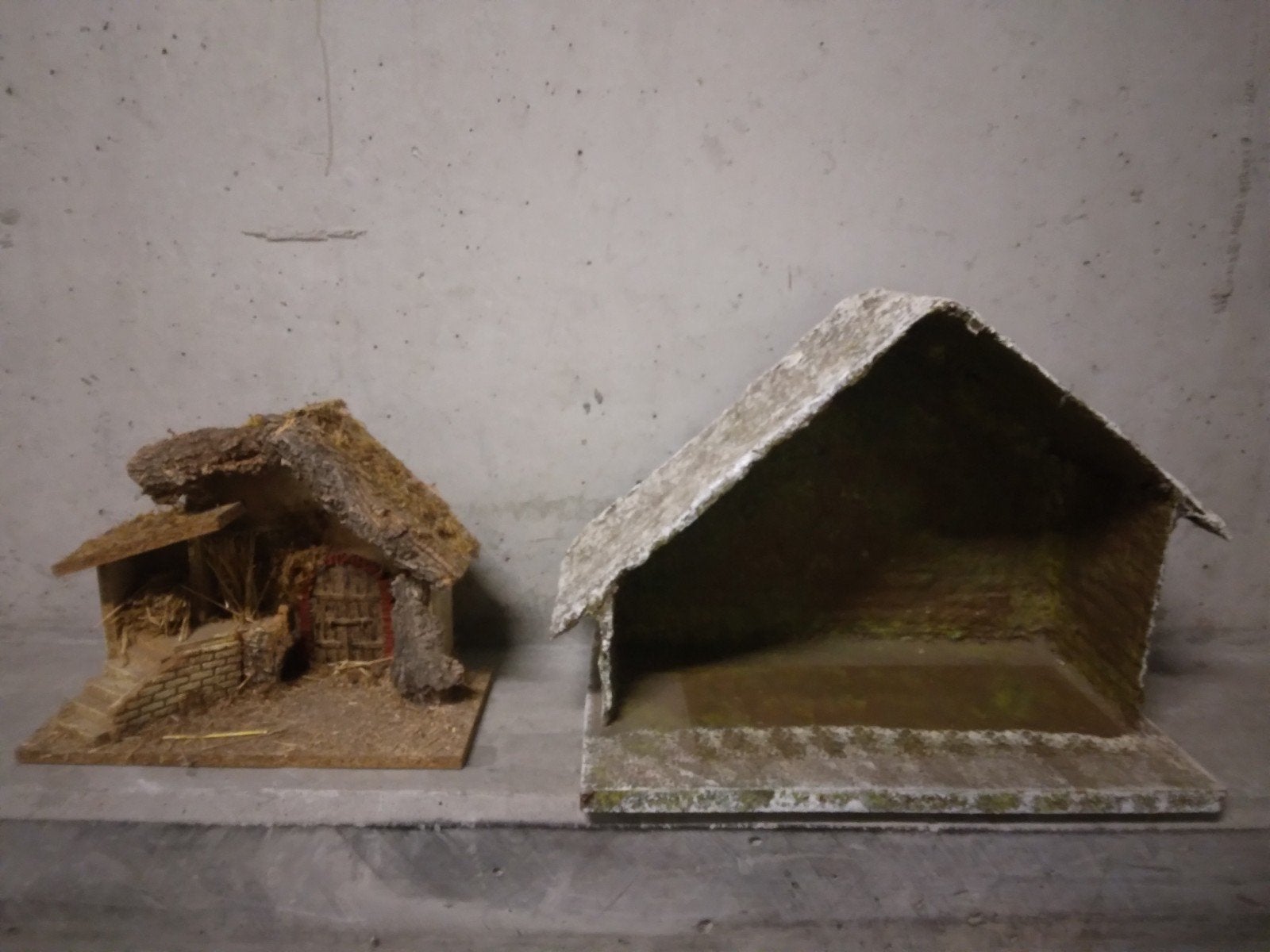 2 houten kerststallen, Ophalen