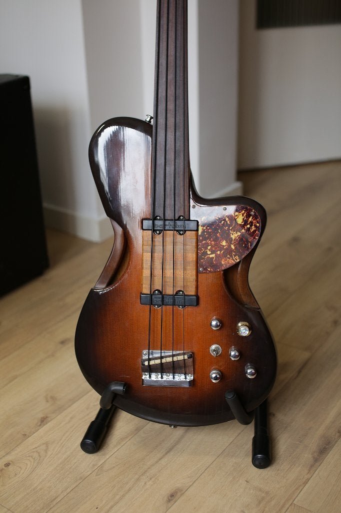 Fretless hollow bass (piezo + passive Bartolini electronics), Muziek en Instrumenten, Snaarinstrumenten | Gitaren | Bas, Ophalen