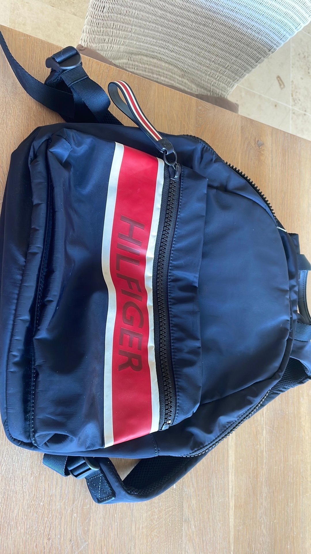 Rugzak hilfiger, donker blauw met rood, Handtassen en Accessoires, Tassen | Rugtassen, 25 tot 40 cm, Zo goed als nieuw, Waterdicht
