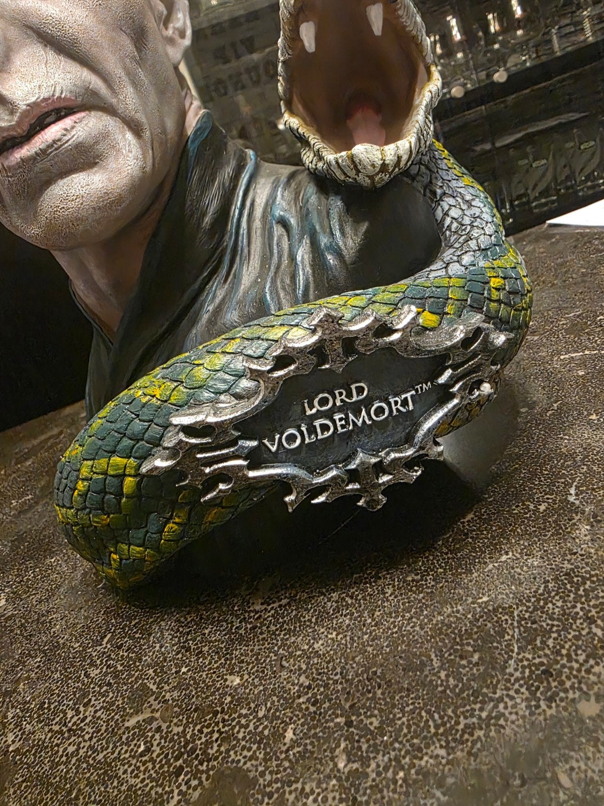 Lord Voldemort statue, Ophalen of Verzenden