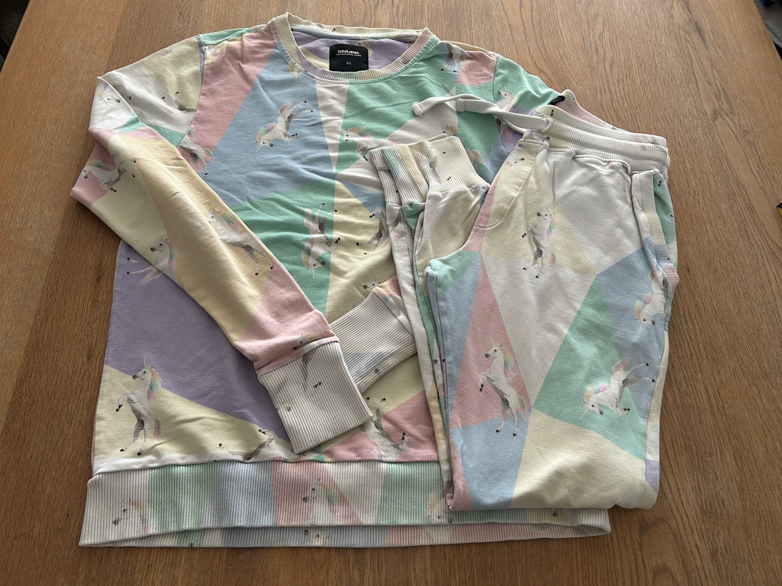 Pastel gekleurde pyjama eenhoorns Snurk maat XS, Vêtements | Femmes, Pyjamas, Enlèvement ou Envoi, Comme neuf, Taille 34 (XS) ou plus petite