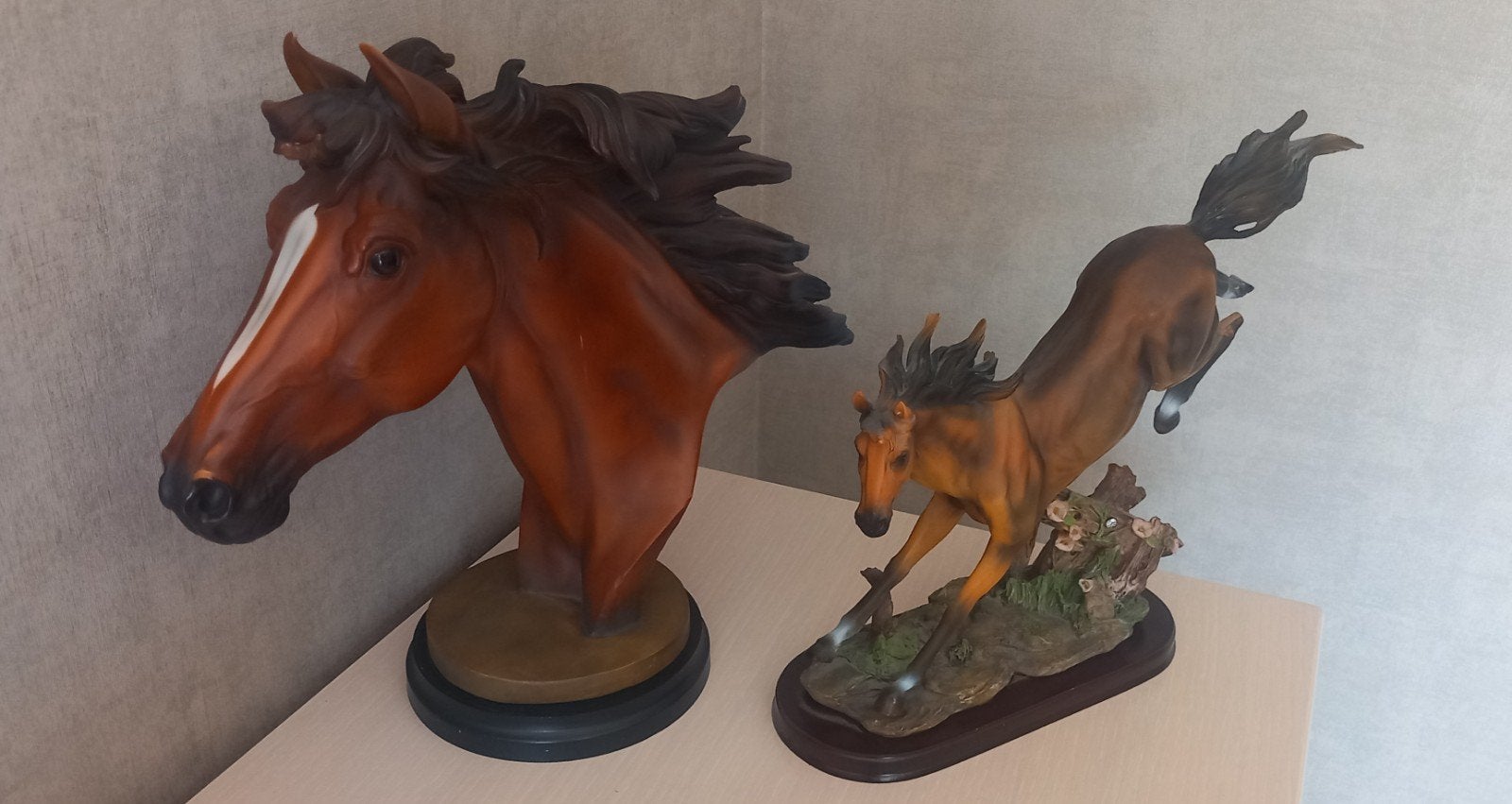 Paardenbeelden in kunststof polyresin, Ophalen, Dier