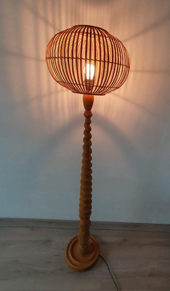 Vintage vloerlamp houten voet met gevlochten kap, Huis en Inrichting, Ophalen