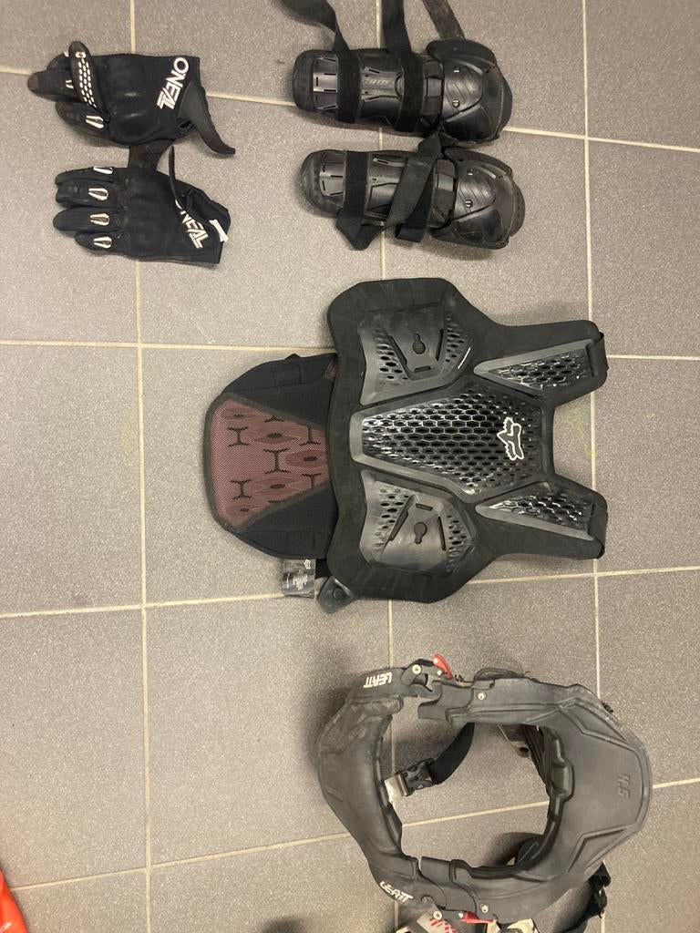 Borstbescherming, nekbrace, kniebescherming, handschoenen, Ophalen, Tweedehands, Kinderen, Motorcrosskleding