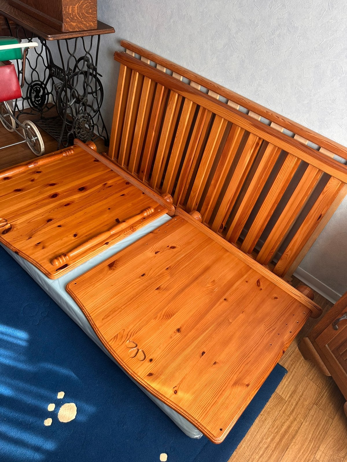 Peuter/kleuterbed - honingkleur - inclusief matras 139x 68cm, Ophalen, Zo goed als nieuw