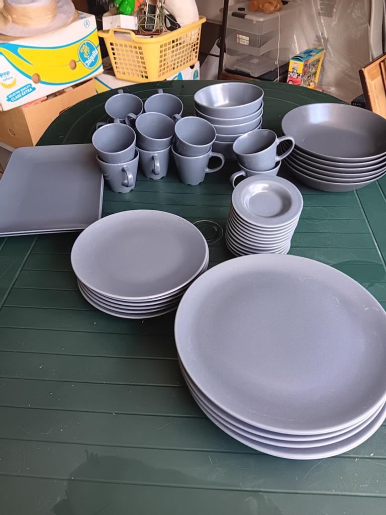 Service vaisselle gris, Enlèvement