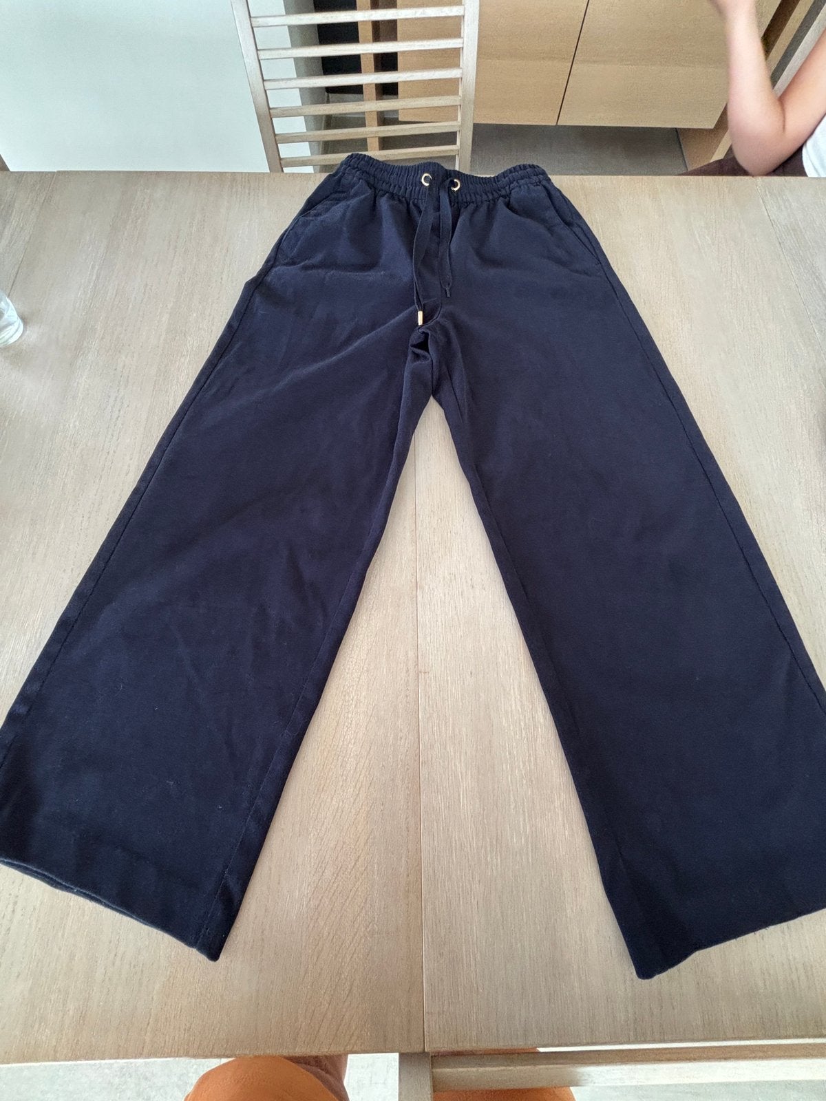 Donkerblauwe fijn geribde lange broek, Enlèvement, Porté