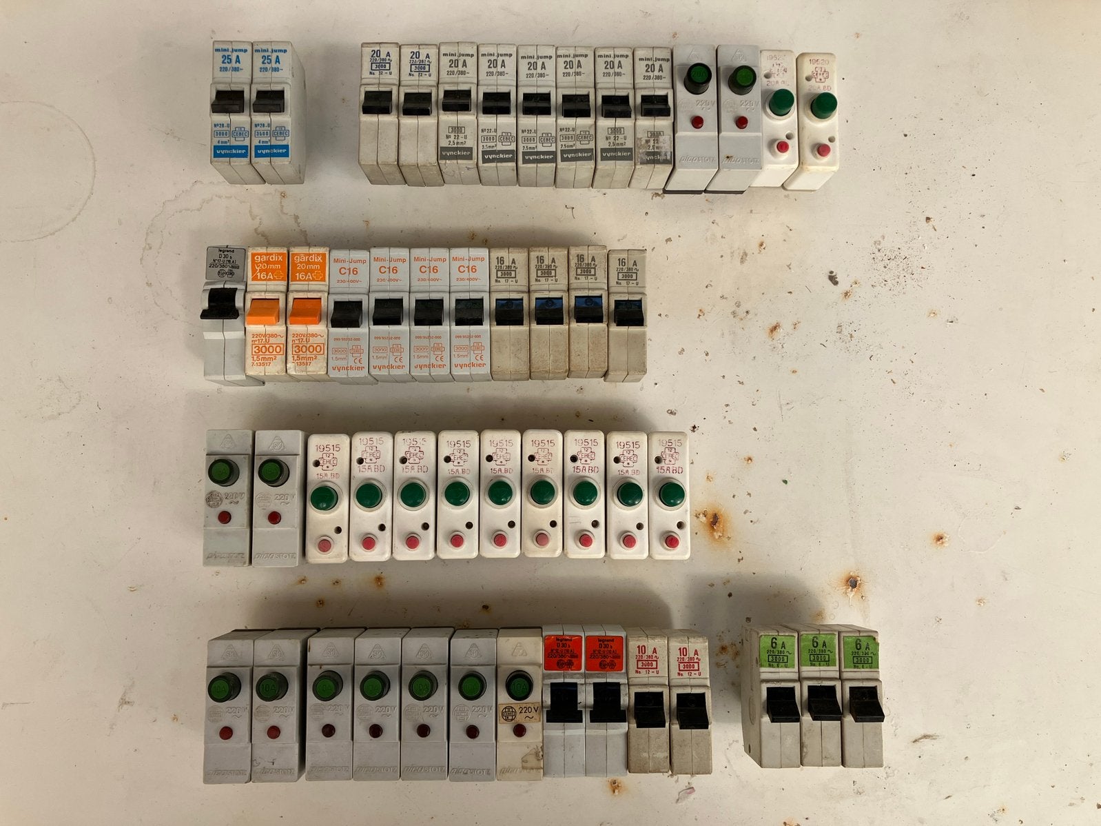 50 oude zekeringen, Doe-het-zelf en Bouw, Elektriciteit en Kabels, Ophalen of Verzenden, Gebruikt