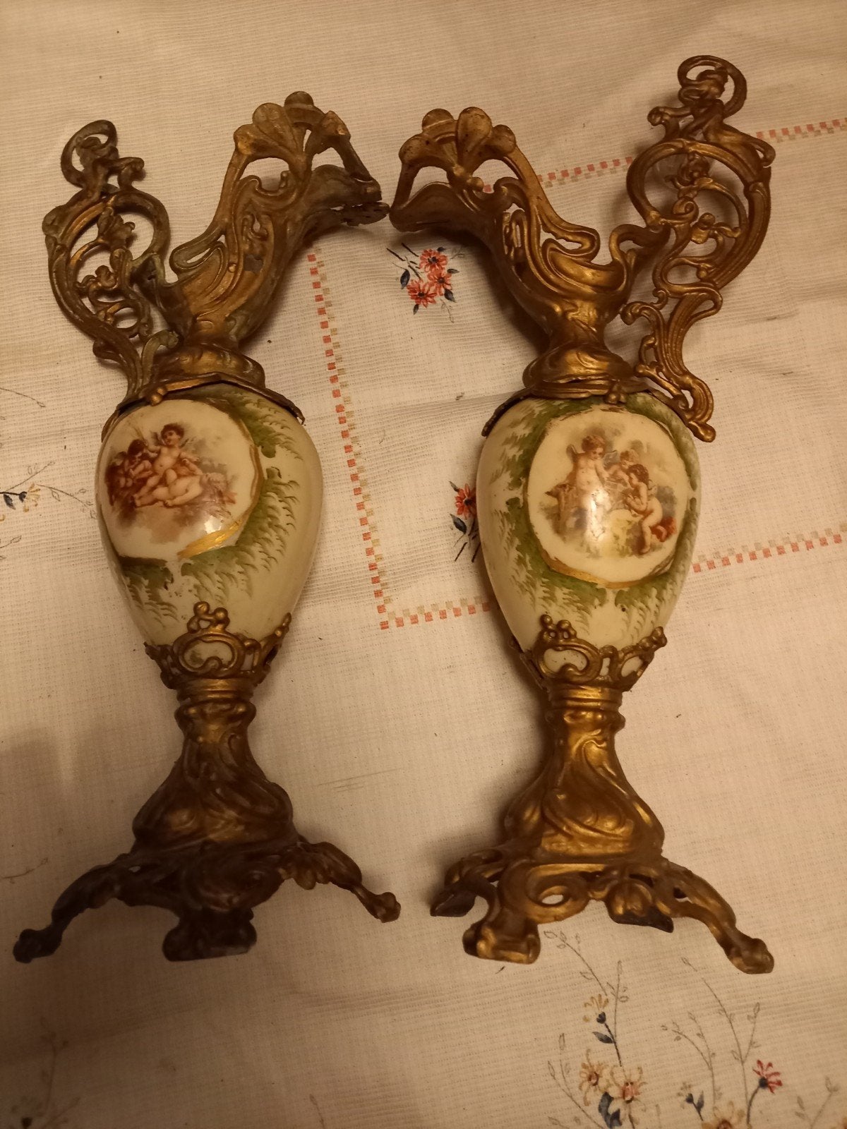 Paire de vases/aiguières décoratifs anciens de style néo-roc, Enlèvement