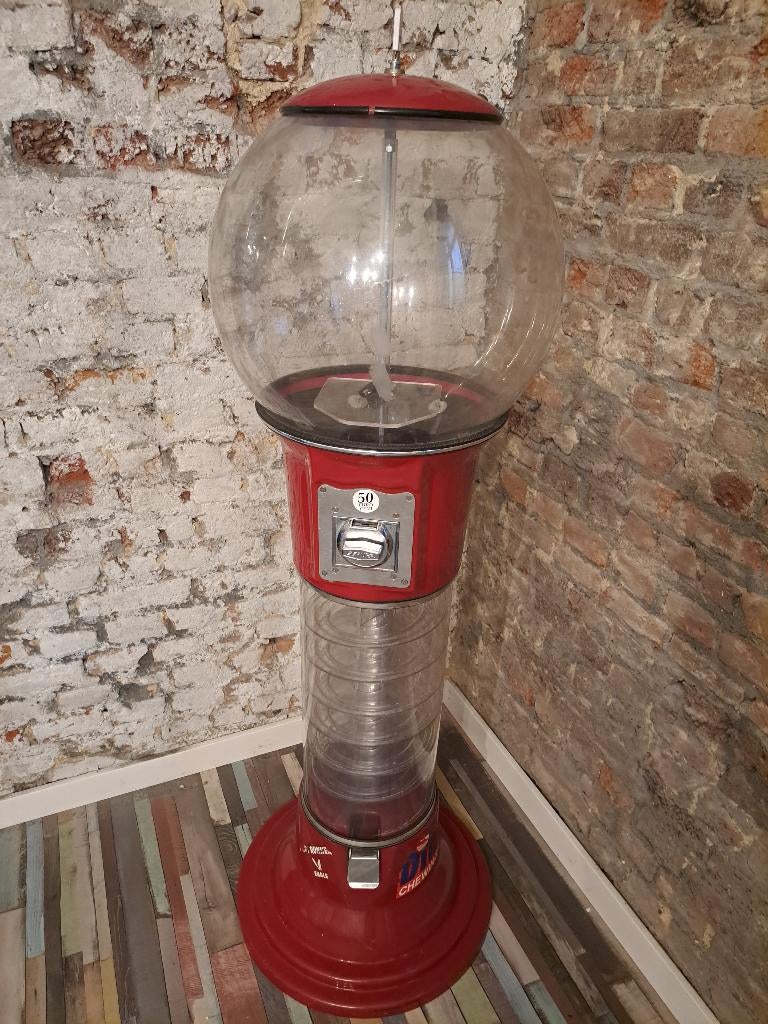 Kauwgumballenautomaat, Ophalen