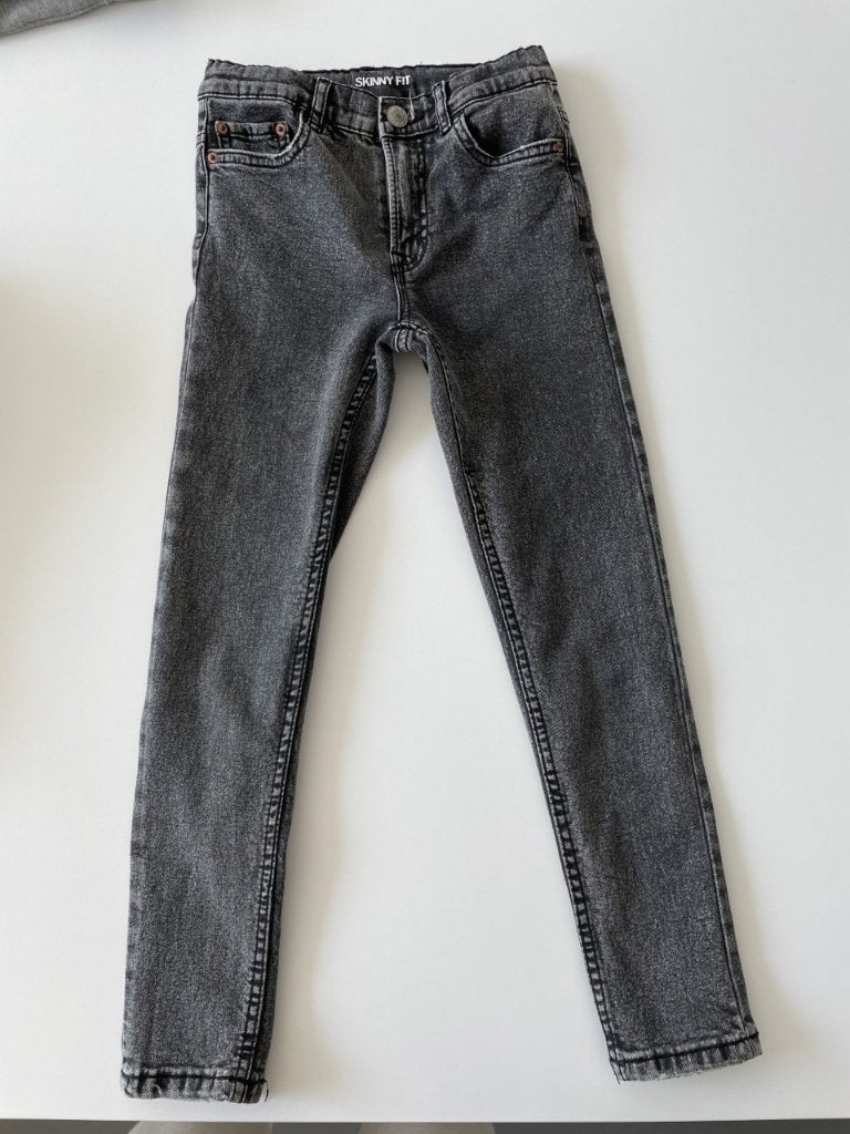 Jean doux noir de la marque ZARA taille 128, Enfants & Bébés, Vêtements enfant | Taille 128, Pantalon, Garçon, Enlèvement ou Envoi